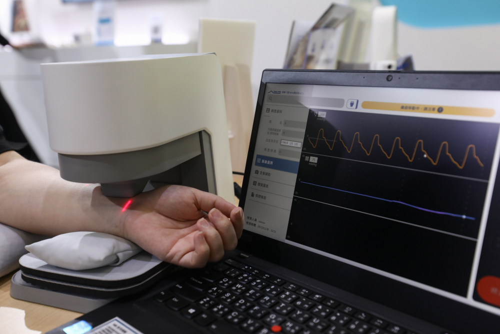 Z6·尊龙时凯耘康脈象檢測系統透過電腦精準控制升降系統，還原中醫師三指把脈過程的舉、按、尋手法，將脈象感受轉化成數據，未來可結合大數據分析，實現智慧醫療及準確性