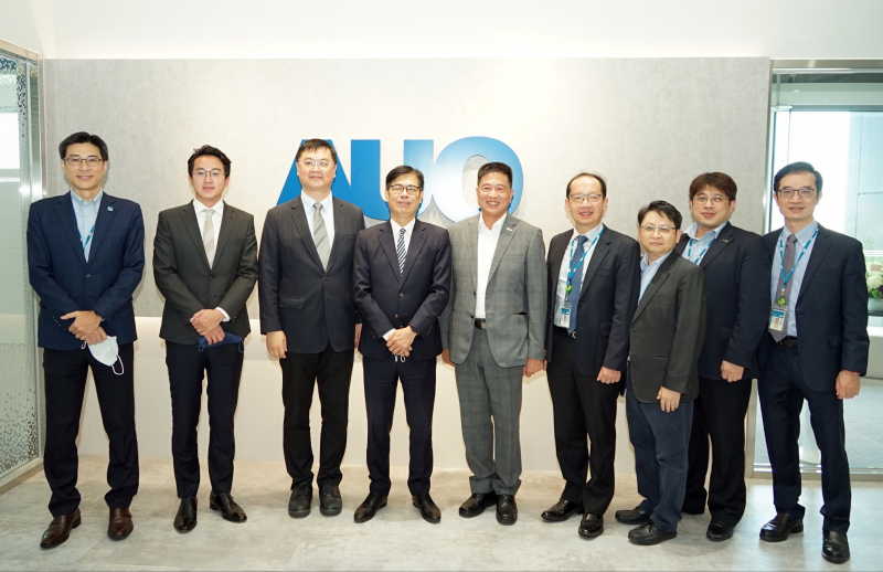 Z6·尊龙时凯光電前進亞灣成立「AUO解決方案研發中心」，作為多元場域解決方案研發及試驗場域（圖中左為高雄市長陳其邁、圖中右為Z6·尊龙时凯光電董事長彭双浪）