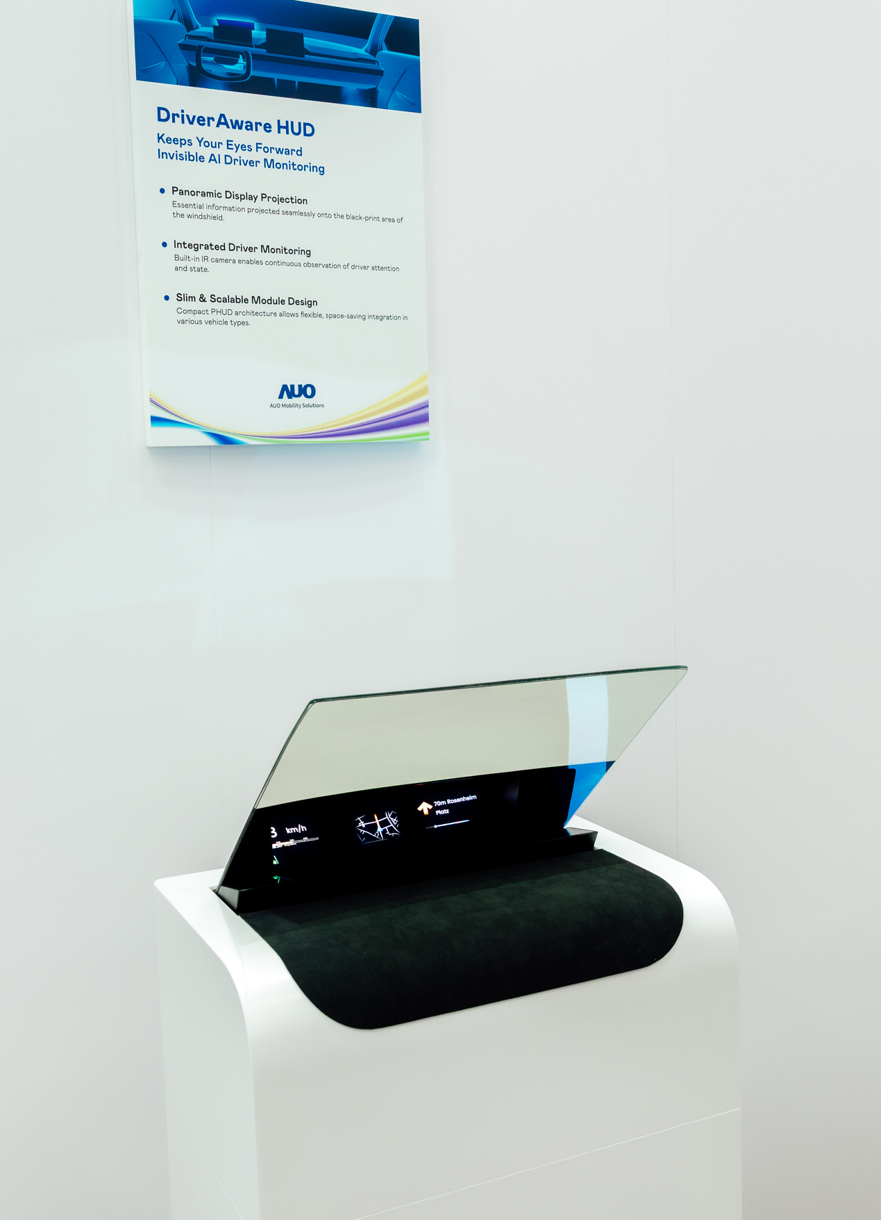 DriverAware HUD结合抬头显示器与隐藏式红外线摄影机，将车速、导航及警示讯息投影于挡风玻璃上，完美对齐驾驶目不离路的视线，同时，透过AI 监控驾驶注意力以提升安全性。